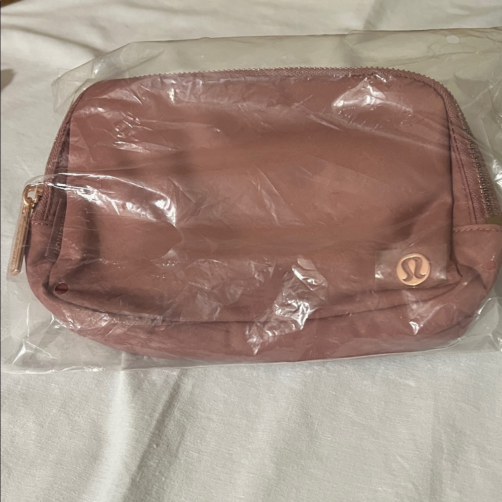 Lululemon Athletica Women's Mauve Cosmetic Bag